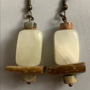 🧚🏻‍♂️Moonstone & coconut shell earrings